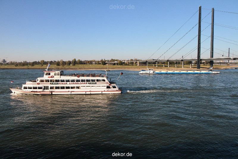 duesseldorf-medienhafen-rhein-schiffe-004