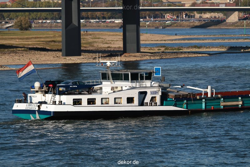 duesseldorf-medienhafen-rhein-schiffe-009