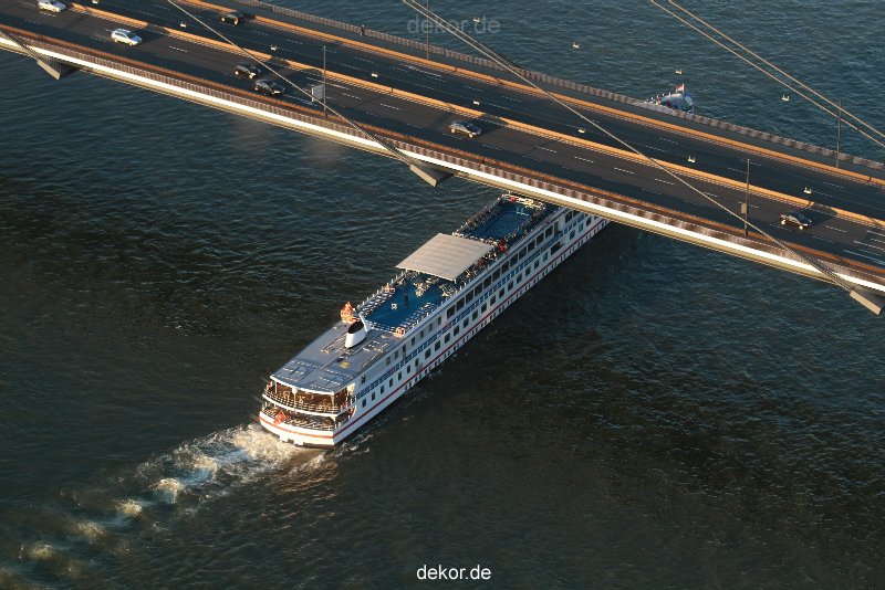 duesseldorf-medienhafen-rhein-schiffe-027