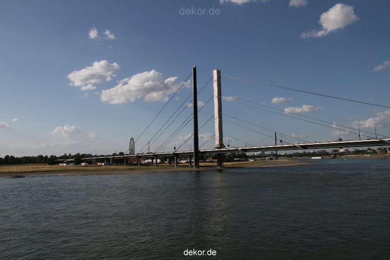 duesseldorf-altstadt-rheinpromenade2-048