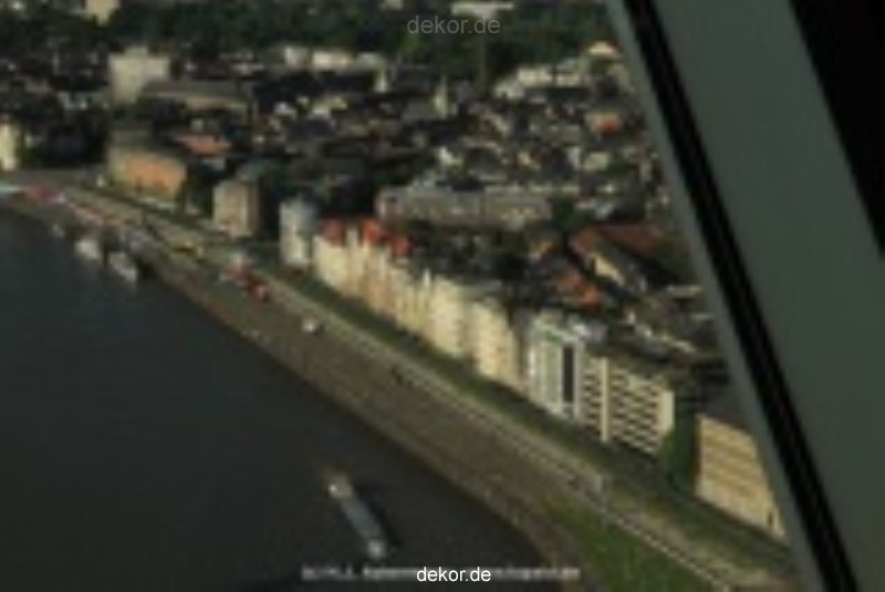 duesseldorf-altstadt-rheinpromenade-von-oben-001_tn