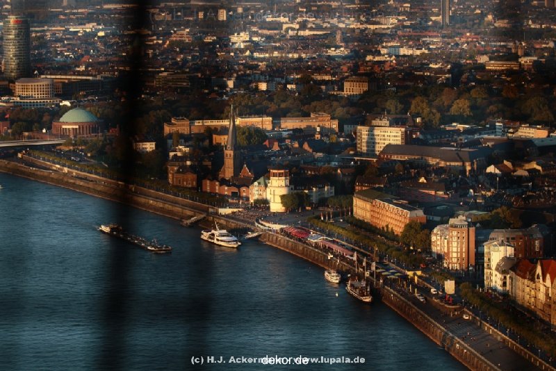 duesseldorf-altstadt-rheinpromenade-von-oben-011