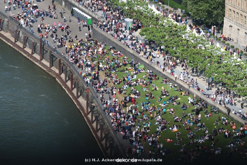 duesseldorf-altstadt-rheinpromenade-von-oben-021