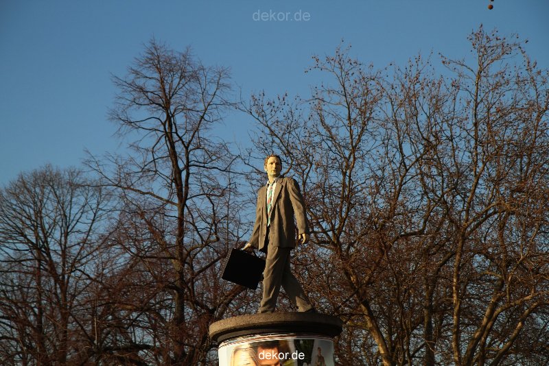 duesseldorf-saeulenheilige-geschaeftsmann-002