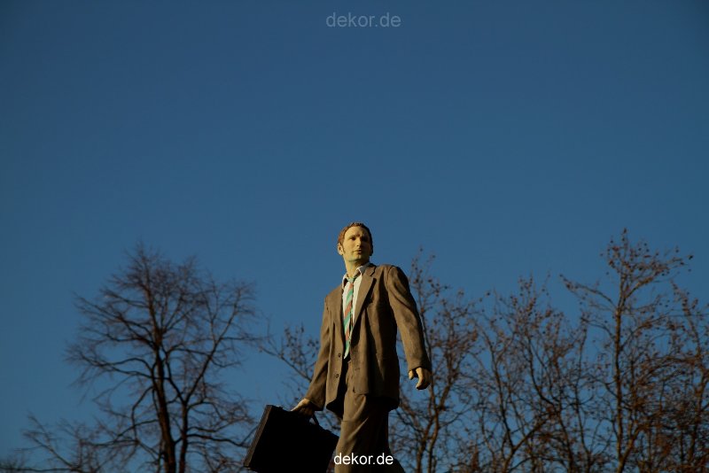 duesseldorf-saeulenheilige-geschaeftsmann-004