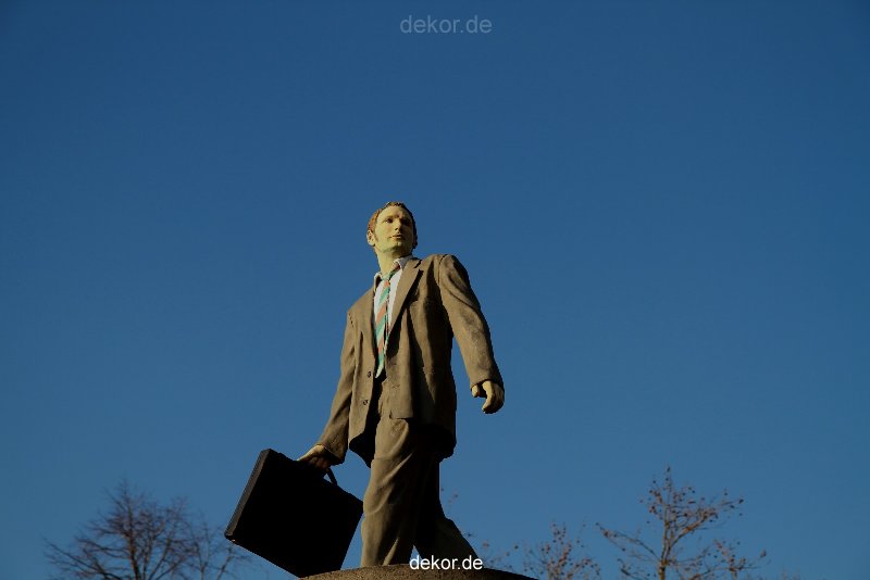 duesseldorf-saeulenheilige-geschaeftsmann-005
