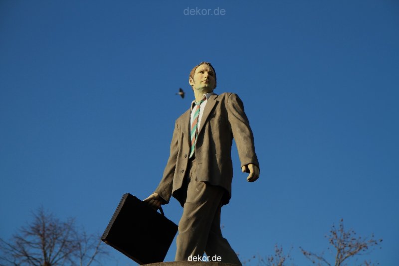 duesseldorf-saeulenheilige-geschaeftsmann-006