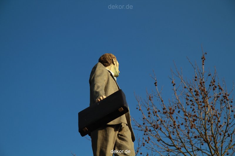 duesseldorf-saeulenheilige-geschaeftsmann-011