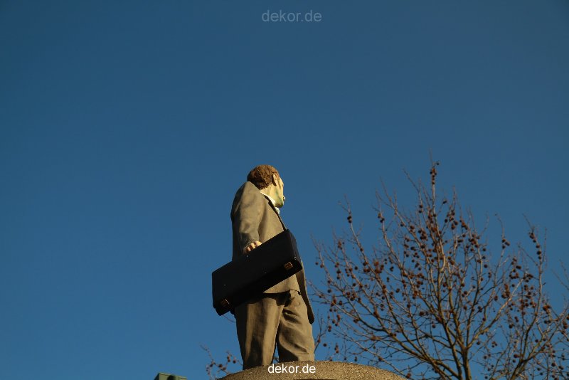 duesseldorf-saeulenheilige-geschaeftsmann-012