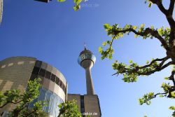 duesseldorf-medienhafen-medienhafen-rheinturm-002