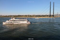 duesseldorf-medienhafen-rhein-schiffe-004