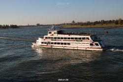 duesseldorf-medienhafen-rhein-schiffe-005