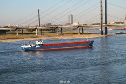 duesseldorf-medienhafen-rhein-schiffe-011