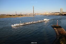 duesseldorf-medienhafen-rhein-schiffe-017