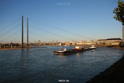 duesseldorf-medienhafen-rhein-schiffe-025