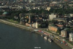 duesseldorf-altstadt-rheinpromenade-von-oben-002