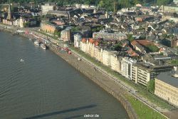 duesseldorf-altstadt-rheinpromenade-von-oben-003