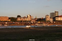 duesseldorf-altstadt-rheinpromenade2-077