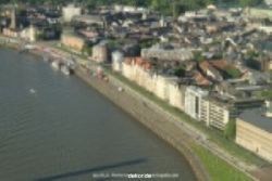 duesseldorf-altstadt-rheinpromenade-von-oben-003_tn