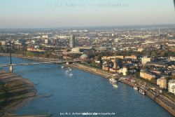 duesseldorf-altstadt-rheinpromenade-von-oben-004
