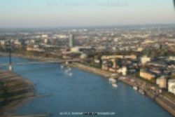 duesseldorf-altstadt-rheinpromenade-von-oben-004_tn