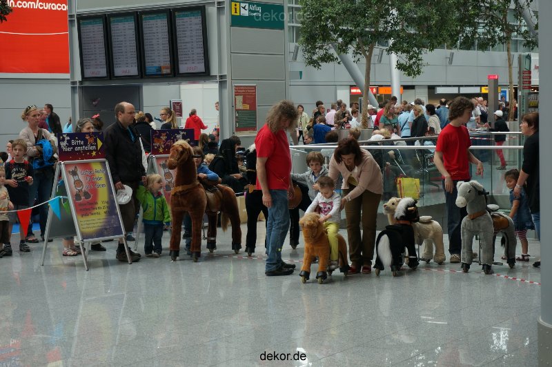 duesseldorf-luftfahrttag-2013-lustiges-kinderreiten-001