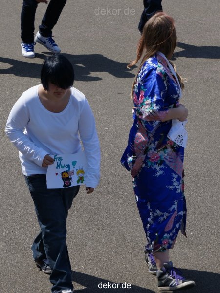 duesseldorf-japantag-2013-free-hugs-014