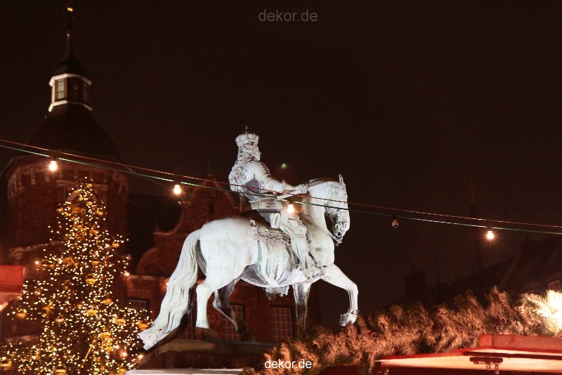 weihnachtsmaerkte-2010-duesseldorf-rathausplatz-abend-010