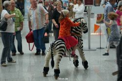 duesseldorf-luftfahrttag-2013-lustiges-kinderreiten-003