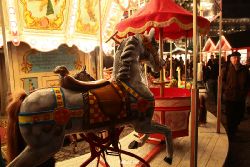 weihnachtsmaerkte-2010-duesseldorf-rathausplatz-abend-003