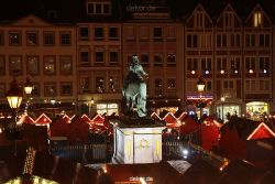 weihnachtsmaerkte-2010-duesseldorf-rathausplatz-abend-060