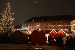 weihnachtsmaerkte-2010-duesseldorf-rathausplatz-abend-086